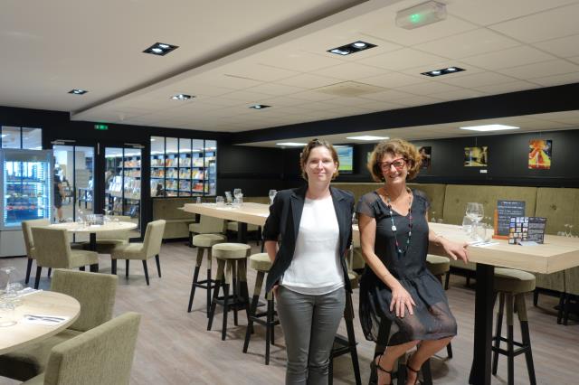 Sandrine Napierala ( gauche) et Marie-Hélène Gaudet, directrice adjointe de la librairie, travaillent mains dans la main à Opéra Café Restaurant/Librairie des Marquises à Arcachon