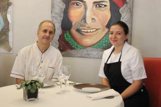 Le chef Antoine Souillat et Adriana Iurtuc, stagiaire issue de l'université de Cluj-Napoca en...