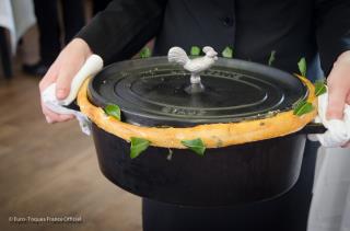 Exemple de contenant pouvant se glisser sans rougir de la cuisine à la salle : la cocotte Staub