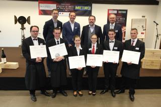 Les finalistes au premier devant Enrico Bernardo et les organisateurs et partenaires du concours....