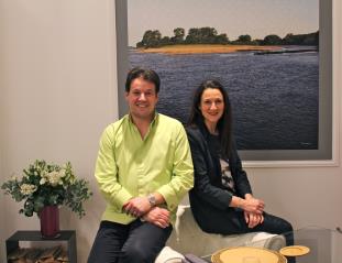 Pascal et Mathilde Favre d'Anne devant une photo de l'île du Hardas : une île sur la Loire, où le...