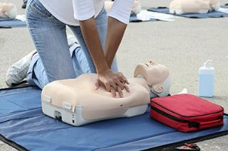 Un membre du personnel doit recevoir la formation nécessaire pour assurer les premiers secours en...