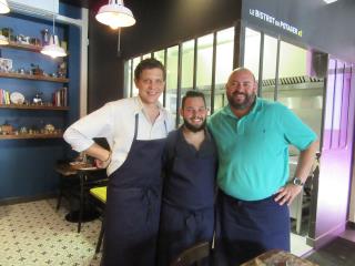 De gauche à droite : Les chefs Florian Remont et Pierre-Michaël Martin aux côtés de Franck Delhoum ...