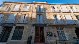 La façade du XVIIIème siècle de l'hôtel niché das les remparts