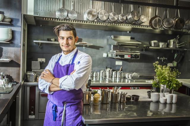 Angelo Ferrigno, jeune chef de la Maison des Cariatides, décroche sa première étoile à 22 ans.