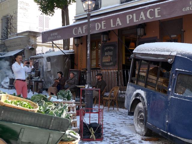 Choukri Chamkhia prend des photos du décor autour de son restaurant