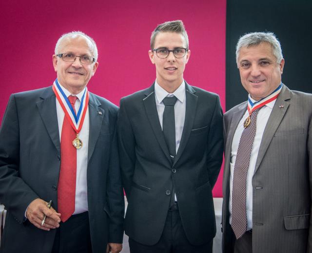 De gauche à droite : Sylvain Combe, MOF maître d'hôtel, Clément Bottacin (1er prix) et Didier Lasserre, président du concours.