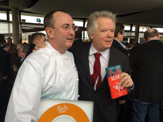 Gilles Pudlowski avec le chef de l'année Bernard Leray de La Nouvelle Auberge à Wihr-au-Val.