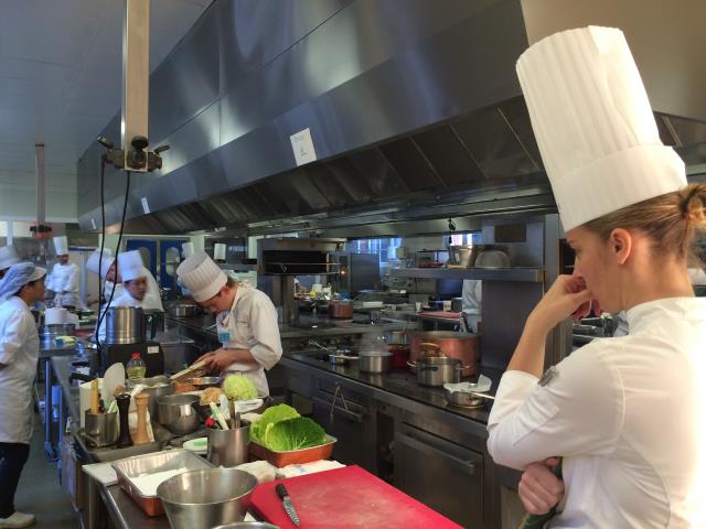 La chef Amandine Chaignot (à droite) jette un oeil sur les participants, dans les cuisines de l'école de gastronomie Ferrandi (Paris VIe).