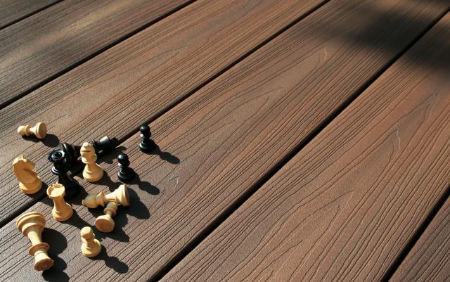 Les lames utilisées pour le sol font des terrasses des espaces de vie chaleureux et esthétiques.