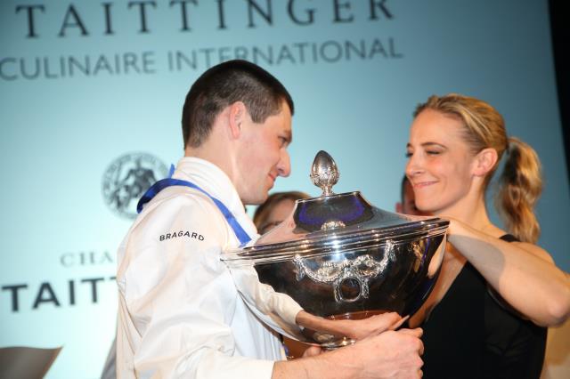 Le chef Amandine Chaignot félicite Jeremy Desbraux, l'heureux gagnant du prix culinaire international le Taittinger.