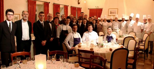 Le Relais du Gué de Selles a été le théâtre d'un dîner à 6 mains avec son chef-patron Didier Peschard et son ancien salarié Anthony Maubert et son épouse, la pâtissière Fumiko Maubert, ainsi que l'école Haute-Follis à Laval.