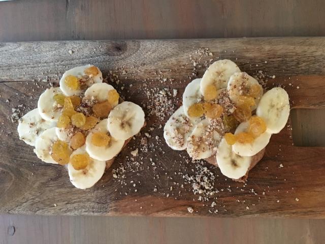 Au Season, les propositions du petit-déjeuner sont servies toute la journée. Ici, les tartines de banane et raisins secs