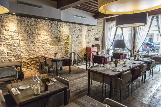 Une salle sobre, des voilages unis, des tables en bois brut sans nappage : la Maison des Cariatides réussi son pari d'allier tradition et modernité.