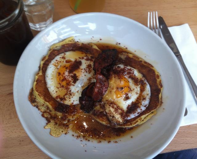 Pancakes au bacon, oeuf frit et sirop d'érable au Holybelly, coffee shop du 10e arrondissement de Paris