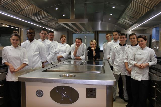 Sébastien Sanjou et son équipe de cuisine, Géraldine son épouse qui gère la salle, oeuvrenet à trouver le juste milieu entre esprit de famille, respect et implication.