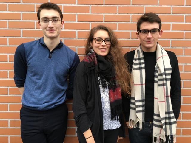 De gauche à droite, Baptiste Masson, président-directeur général, Emma Hirschel, directrice adjointe et Corentin Larmet, directeur général de la mini-entreprise.