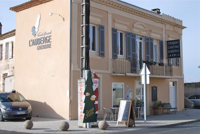 L'Auberge Girondine jouit d'un emplacement en or au coeur du village de Sainte-Croix-du-Mont, à 3/4 d'heure de Bordeaux