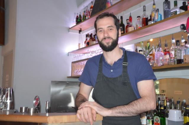 Loïc Bertrand travaille des recettes associées aux plats de la carte.