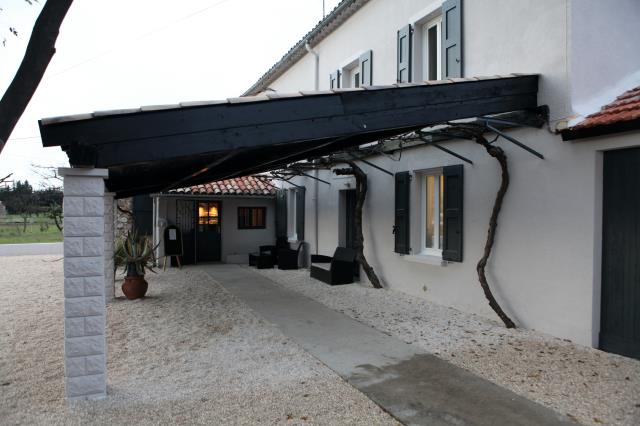 Aménagé au rez-de-chaussée, le restaurant bénéficie d'une terrasse couverte et d'un vaste jardin très agréable à partir du printemps.