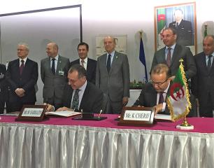 Algérie, Oran, lundi 1er février : la convention a été signée par Michel Sarrasin et Karim Chérif,...