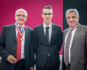 De gauche à droite : Sylvain Combe, MOF maître d'hôtel, Clément Bottacin (1er prix) et Didier...