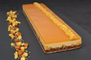 L'entremets Pomme 'Pomme – Caramel au sel de Guérande' : un entremets alliant une compotée de dés...