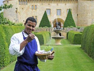 Jean-Alexandre Ouaratta aime jouer avec les herbes et épices pour sublimer sa cuisine.