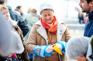 Les clients lavent, épluchent et coupent les légumes de la Soupe Solidaire avec les équipes d'EXKi.