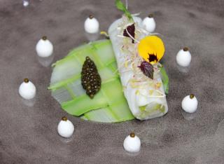 Cannelloni de Saint-Jacques marinées, Asperges vertes de Mallemort, caviar Kristal