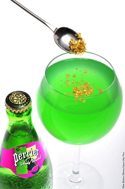 Etape 5 : Déposer de la poudre d'or comestible 24 carat sur le Perrier Pop 150 et déguster !