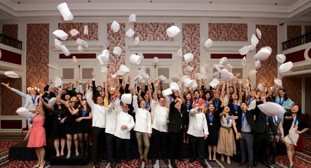 Le traditionnel lancer de toques des nouveaux diplômés du Cordon Bleu.