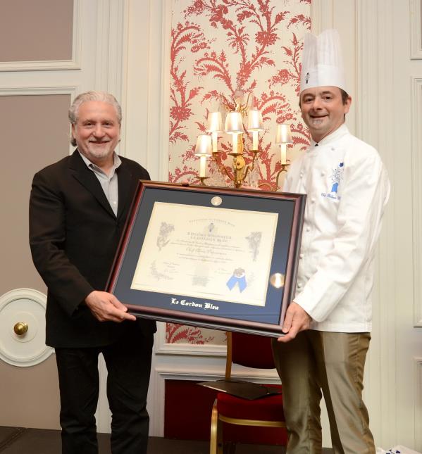 Alain Dutournier reçoit un Diplôme d'Honneur pour sa participation comme parrain de la promotion de juin 2013 des mains de Philippe Clergue, chef-enseignant.