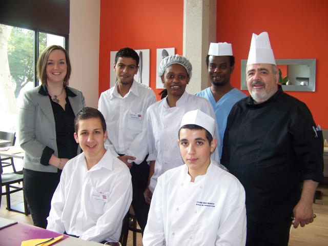 Maude Joubert et le chef Alain Marcel sensibilisent des jeunes d'horizons différents au monde de la restauration.