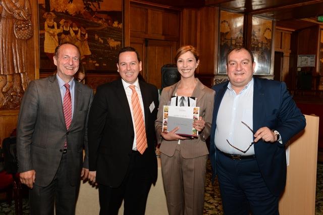 Nelly Cabelguen, major de promo cursus maître d'hôtel est entourée (de gauche à droite) de Philippe Bully, directeur opérationnel des brasseries, Jérôme Metivier, directeur du Grand Café Capucine et Pascal Brun, président du directoire du Groupe Frères Bl