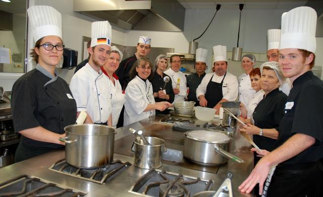 Travaux pratiques pour les 12 participants encadrés par le chef Christophe Bergeon (au fond) Girardot et le formateur de l'ICFA-Restauration Christophe Berg