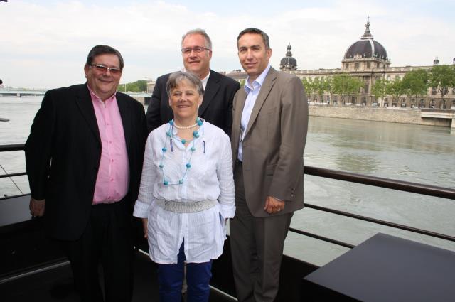 Jean-Louis Jourdain, Laurent Duc, Laurent Jaume et Alix Reverchon devant l'Hôtel Dieu.  L'ancien hôpital accueillera entre autres un hôtel de luxe Intercontinental