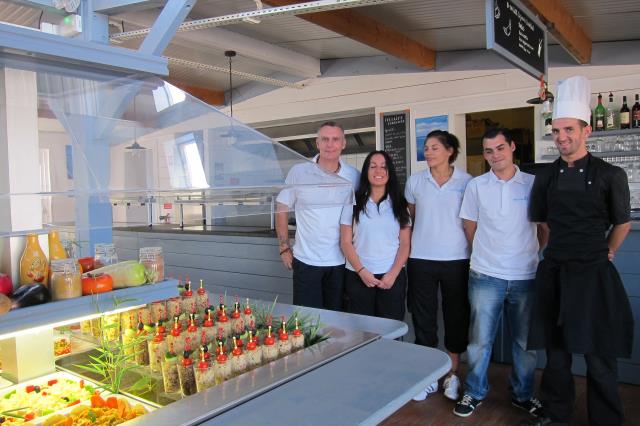 Le buffet et l'équipe restauration du Bois-Fleuri, Patrick Peguy responsable salLE, Marie Ramirez, Laura Ballentine et Mickael Casanas serveurs, Kamel Aissaoui chef cuisinier.