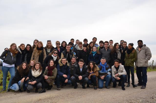 La classe de BTS xxxx du Lycée Jean Drouant, autour du vigneron champenois Emmanuel Lassaigne, au premier plan