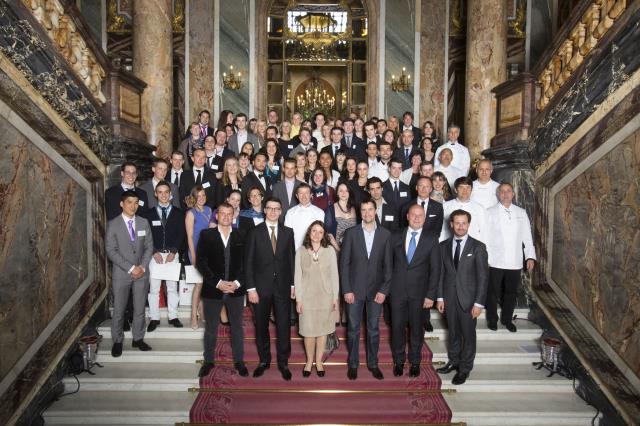 Au premier plan, de gauche à droite : Samuel Cavagnis, Le Versance ; Guillaume Ranvier, Le Park Hyatt Paris Vendôme ; Anne-Sophie PIC, Maison Pic ; Philippe Mille, Domaine Les Crayères, Stéphane Tendero, Casino Lucien Barrière ; Bruno de Monte, directeur 