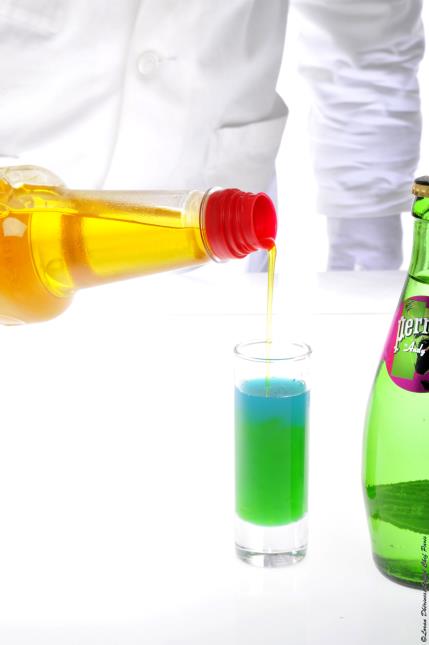 Etape 1 : Directement dans le verre Tubo, verser une goutte de colorant alimentaire bleu puis le jus de citron, l'infusion poire vanille, le trait de fleur d'oranger et terminer par le sirop de citron