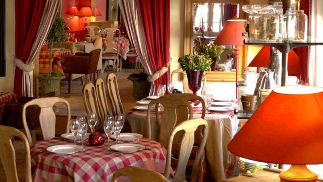 Décoré rouge et beige, le restaurant se situe dans un ancien salon-bibliothèque.