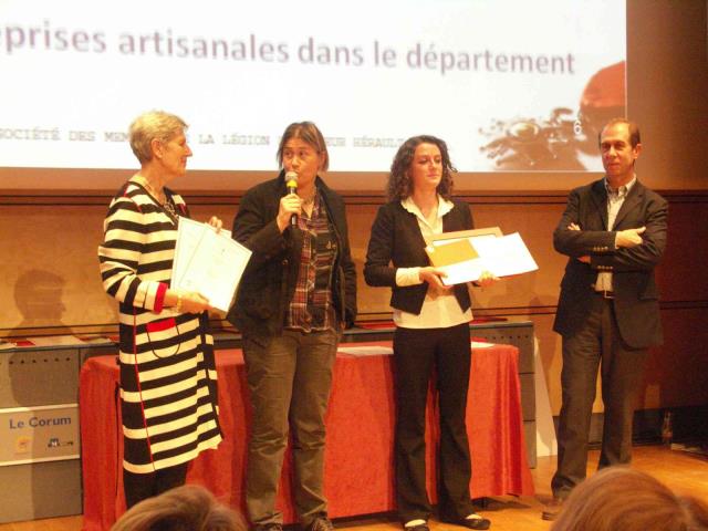 Marie-Line Dupont, apprentie au restaurant « La Factory » à Montpellier, reçoit le 'prix du courage'.