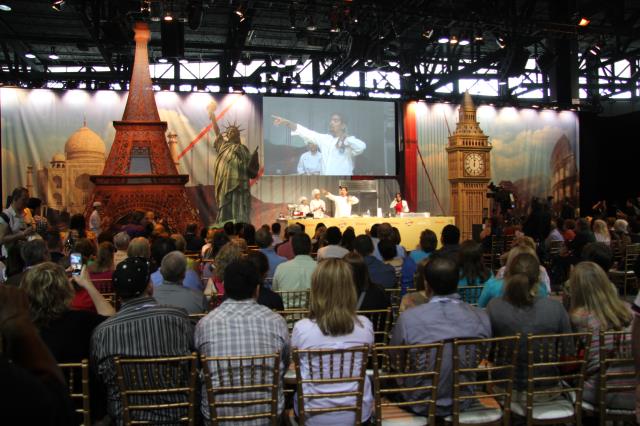 Les animations au cours desquelles des chefs font des demonstrations font salle comble. Vous noterez la proéminence de la Tour Effeil au regard des reproductions des autres batiments du monde.