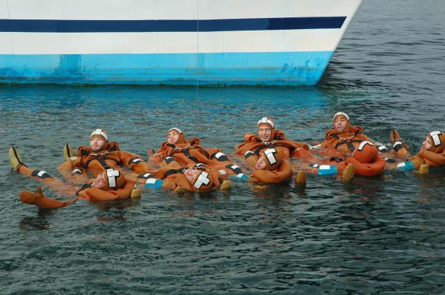 Les hôteliers en stage à l'ACPM doivent en plus de la cuisine apprendre les bases de la survie en mer