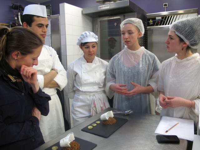 Depuis 2012, l'atelier de design et de photographie culinaire du lycée Guillaume Tirel, à Paris, s'appelle le Laboratoire. Une douzaine d'élèves y sont inscrits chaque année.