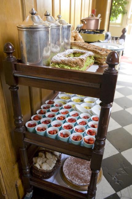 La grande roulante en bois déborde de gourmandises à partager. Au moment du dessert, le pâtissier entre en salle, explique et fait le service pour le plaisir des clients.