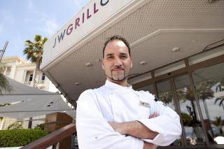 Le chef Sébastien Klinholff devant le JW Grill Cannes.