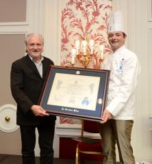 Alain Dutournier reçoit un Diplôme d'Honneur pour sa participation comme parrain de la promotion de...