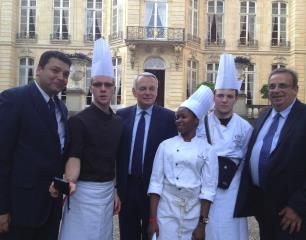 De gauche à droite, : Abel Laachab, directeur de l'IMA Villiers-le-Bel, Kevin Delaporte, apprenti,...